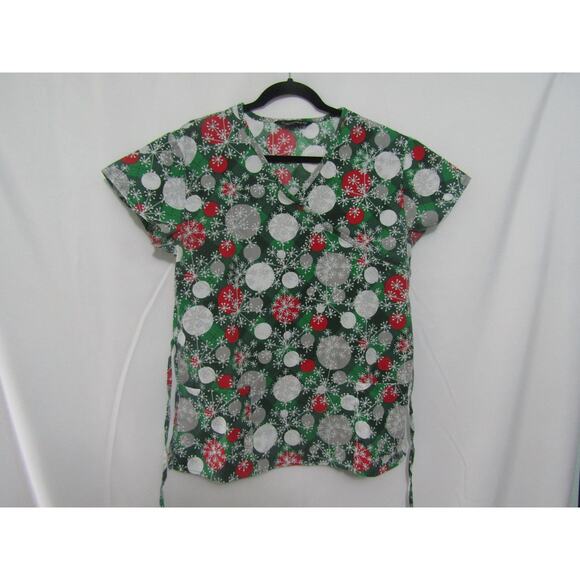 Cassandra O Christmas Scrub Top Women’s S Green Red Snowflake Ornaments - Picture 1 of 7